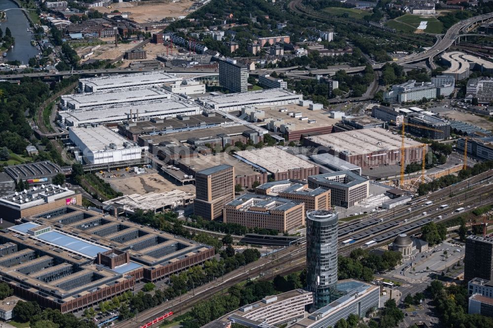 Köln from the bird's eye view: Exhibition grounds and exhibition halls of the Koelnmesse on Deutz-Muelheimer Strasse in the district Deutz in Cologne in the state North Rhine-Westphalia, Germany