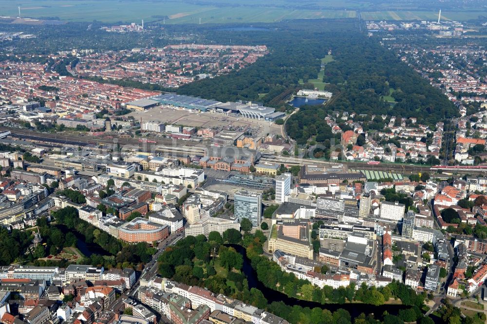 Aerial photograph Bremen - Exhibition grounds and exhibition halls of the Messe Bremen und der OeVB-Arena an der Findorffstrasse in Bremen in Germany. The park hotel on Lake Holler See is located in the background. The foreground shows Bremen main station and the Stadtgraben water moat