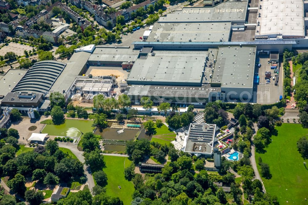 Essen from the bird's eye view: Fair and exhibition halls of Messe Essen in Essen in North Rhine-Westphalia. In the foreground is the Gruga Carree