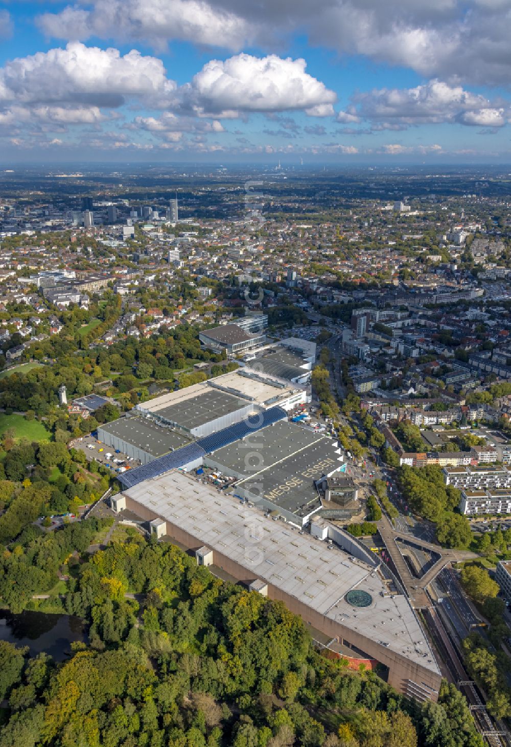 Essen from the bird's eye view: Fair and exhibition halls of Messe Essen in Essen in North Rhine-Westphalia. In the foreground is the Gruga Carree