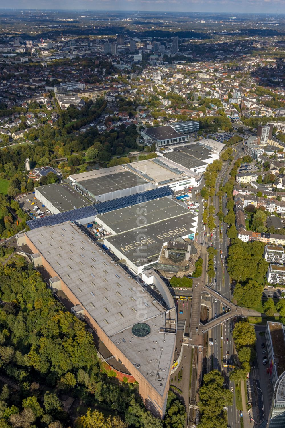 Aerial photograph Essen - Fair and exhibition halls of Messe Essen in Essen in North Rhine-Westphalia. In the foreground is the Gruga Carree