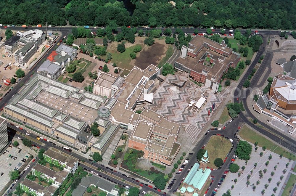 Berlin from the bird's eye view: The Picture Gallery, the Print Room and the special exhibition halls in the Cultural Forum in Berlin in Berlin-Mitte include the cultural center of the German capital. There is the Directorate-General of the National Museums of Berlin on the Staufenberg road