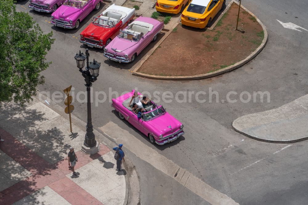 La Habana - Havanna from the bird's eye view: Parking and storage space for automobiles fuer historische Oldtimer als Touristenattraktion on street Via Blanca in La Habana - Havanna in La Habana, Cuba