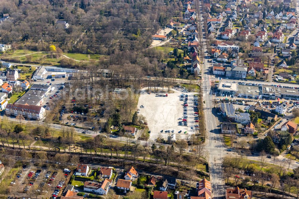 Aerial photograph Soest - Parking and storage space for automobiles Georg-Plange-Platz on street Thomaetor in Soest in the state North Rhine-Westphalia, Germany