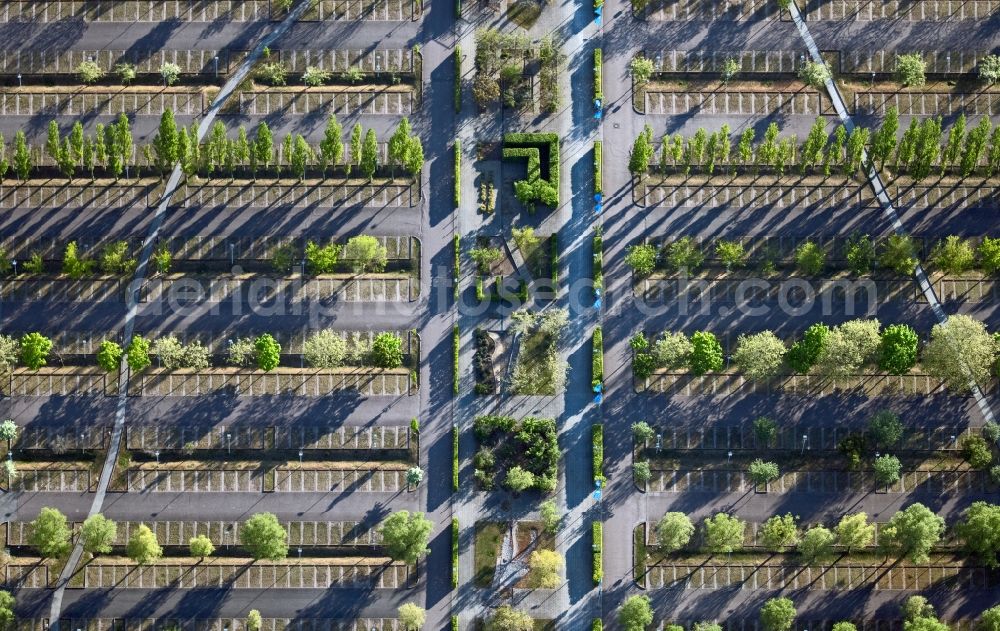 Erfurt from the bird's eye view: Parking and storage space for automobiles Ausstellungsgelaende and Messehallen of Messe in the district Hochheim in Erfurt in the state Thuringia, Germany