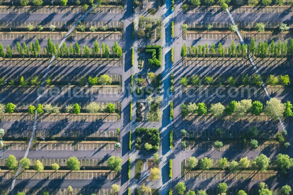 Aerial image Erfurt - Parking and storage space for automobiles Ausstellungsgelaende and Messehallen of Messe in the district Hochheim in Erfurt in the state Thuringia, Germany