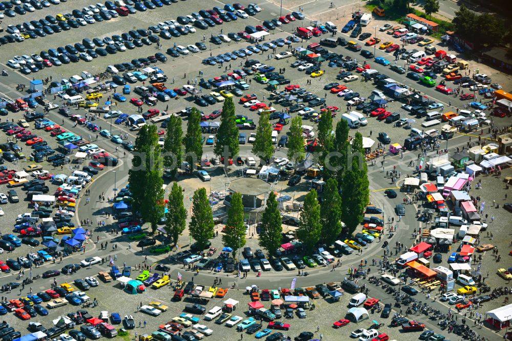 Hannover from above - Parking and storage space for automobiles Street Mag Show Das American Car- and Bike-Festival on street Bruchmeisterallee auf dem Schuetzenplatz in the district Calenberger Neustadt in Hannover in the state Lower Saxony, Germany