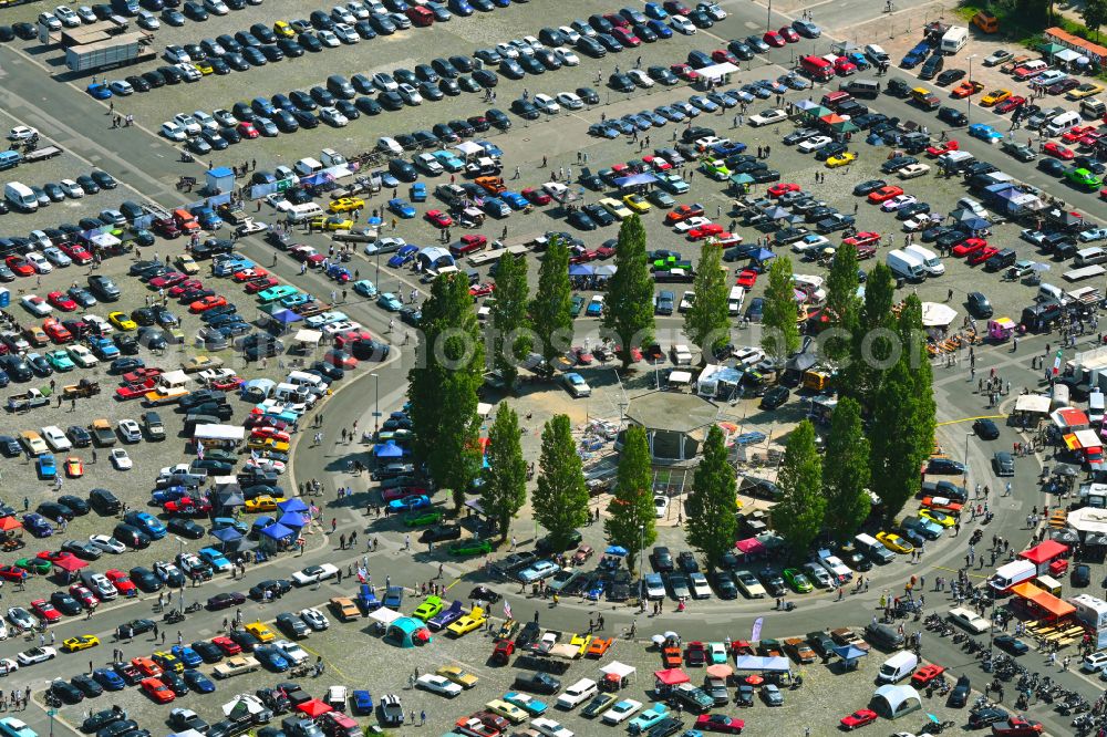 Hannover from the bird's eye view: Parking and storage space for automobiles Street Mag Show Das American Car- and Bike-Festival on street Bruchmeisterallee auf dem Schuetzenplatz in the district Calenberger Neustadt in Hannover in the state Lower Saxony, Germany