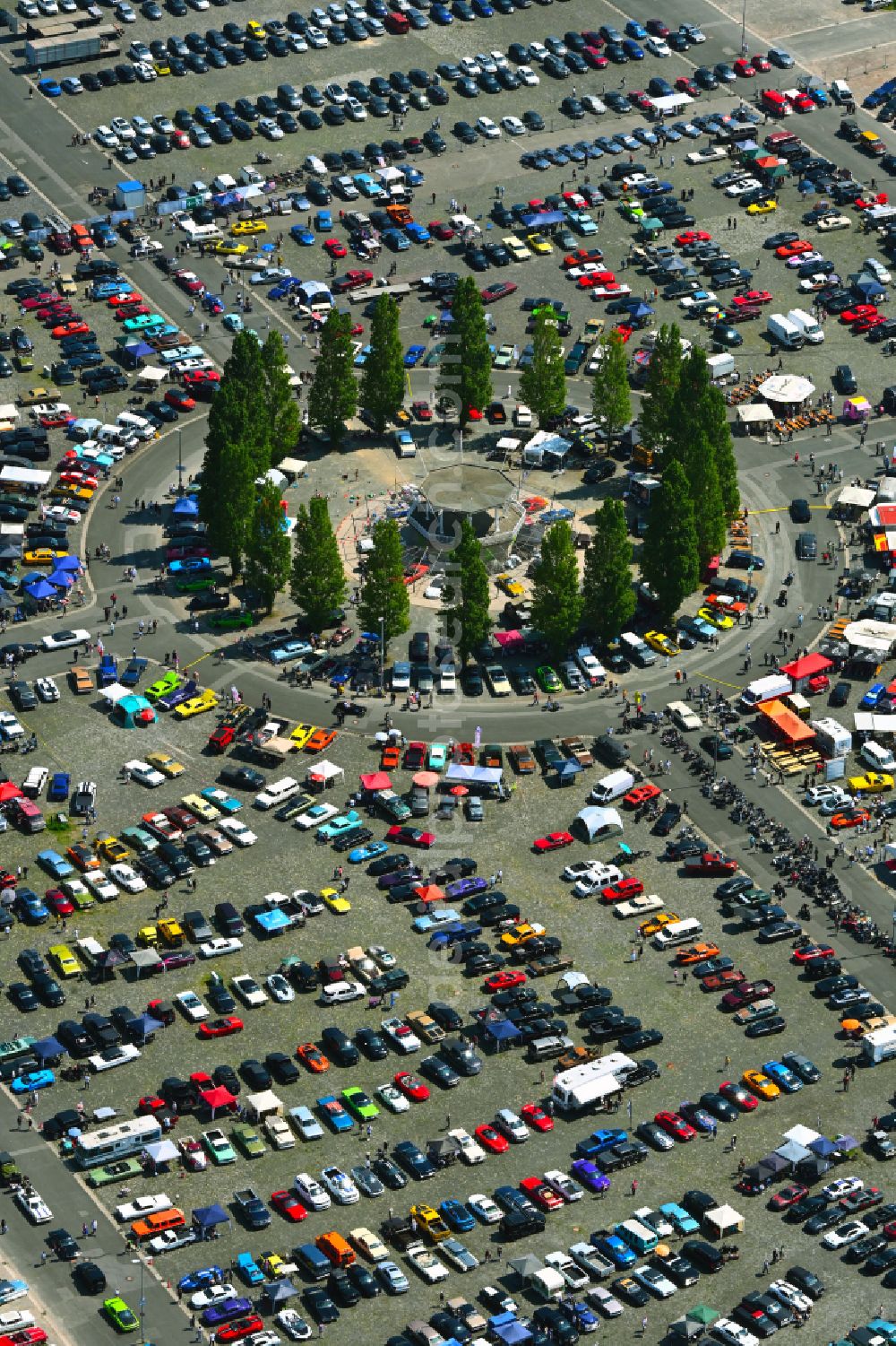 Aerial image Hannover - Parking and storage space for automobiles Street Mag Show Das American Car- and Bike-Festival on street Bruchmeisterallee auf dem Schuetzenplatz in the district Calenberger Neustadt in Hannover in the state Lower Saxony, Germany