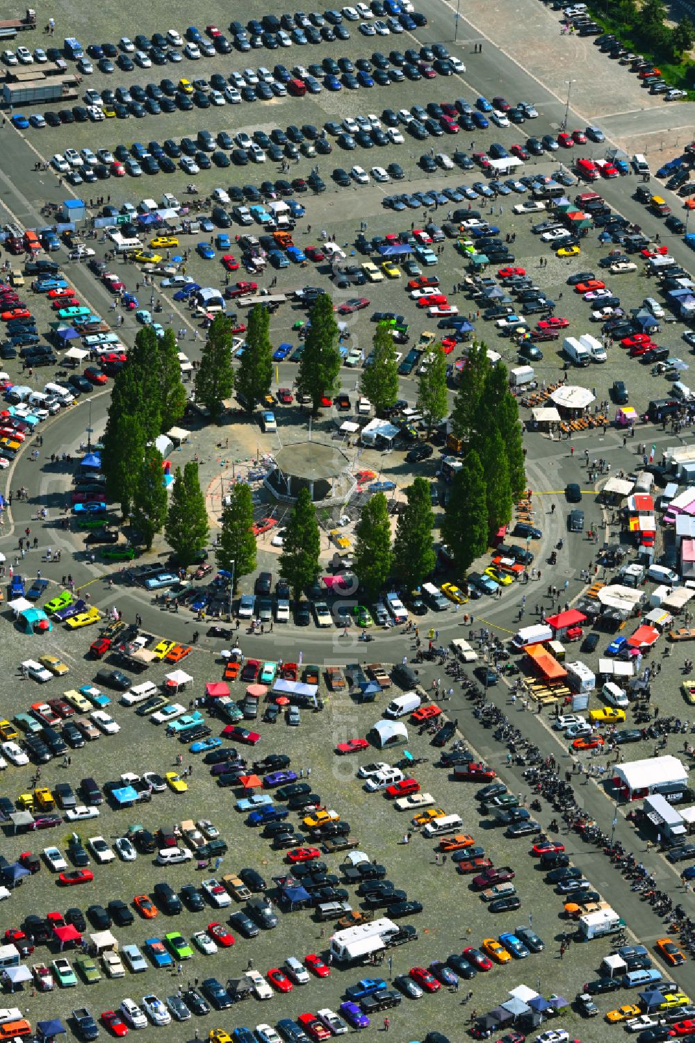 Aerial photograph Hannover - Parking and storage space for automobiles Street Mag Show Das American Car- and Bike-Festival on street Bruchmeisterallee auf dem Schuetzenplatz in the district Calenberger Neustadt in Hannover in the state Lower Saxony, Germany