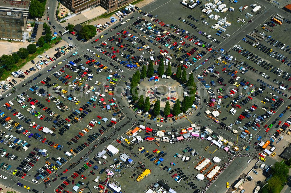 Hannover from above - Parking and storage space for automobiles Street Mag Show Das American Car- and Bike-Festival on street Bruchmeisterallee auf dem Schuetzenplatz in the district Calenberger Neustadt in Hannover in the state Lower Saxony, Germany