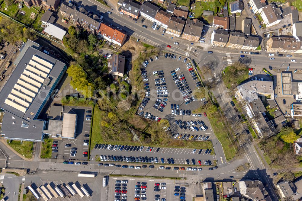 Witten from the bird's eye view: Parking and storage space for automobiles on street Herbeder Strasse in Witten at Ruhrgebiet in the state North Rhine-Westphalia, Germany