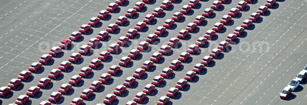 Etzin from above - Gelände der Auto- Service-und Umschlag- Center Mosolf GmbH in Etzin bei Nauen. Die Firma besteht seit über 50 Jahren und bietet außer Logistikdienstleistungen, Kraftfahrzeugvermietung und -verkauf, ebenso Technik-, Prüfungs- und Ausstattungsdienste an. Site of the auto service center and transshipment Mosolf GmbH Etzin at Nauen. The company was founded over 50 years and in addition to logistics services, vehicle rental and sale, as well engineering, testing and equipment services.