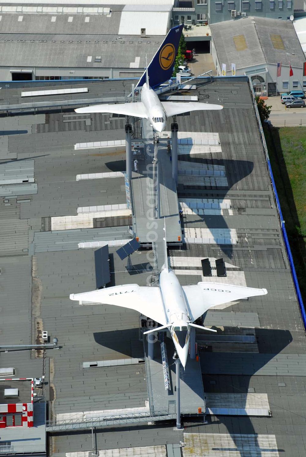 Sinsheim from above - Auto & Technik Museum Sinsheim. Auf 30.000 qm Hallenfläche befinden sich hier mehr als 3.000 Exponate, darunter die Concorde der Air France, Oldtimer, Flugzeuge, Formel-1-Wagen, Motorräder und Lokomotiven. Auf dem Gelände ist auch das IMAX 3D Filmtheater. Kontakt: Auto & Technik MUSEUM SINSHEIM / IMAX 3D Filmtheater, Museumsplatz, D-74889 Sinsheim, Tel.: 0049 (0) 7261 / 9299-0, Fax: 0049 (0) 7261 / 13916,