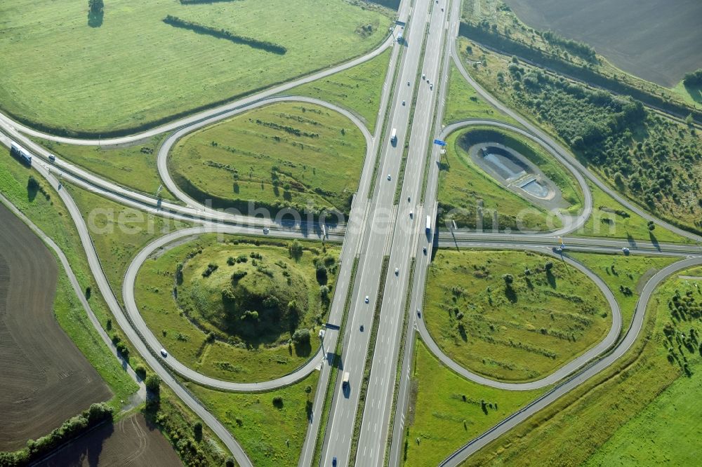 Leipzig from the bird's eye view: Routing and traffic lanes during the highway exit and access the motorway A 14 on Autobahnabfahrt Leipzig-Messegelaende in Leipzig in the state Saxony, Germany