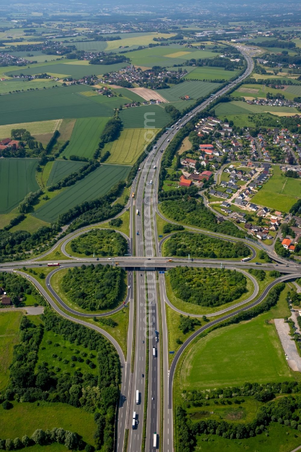 Bad Salzuflen from the bird's eye view: Routing and traffic lanes during the highway exit and access the motorway A 2 - B239 in Bad Salzuflen in the state North Rhine-Westphalia