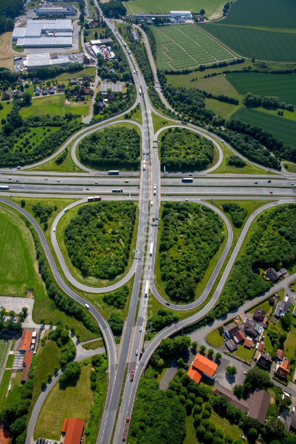 Bad Salzuflen from the bird's eye view: Routing and traffic lanes during the highway exit and access the motorway A 2 - B239 in Bad Salzuflen in the state North Rhine-Westphalia