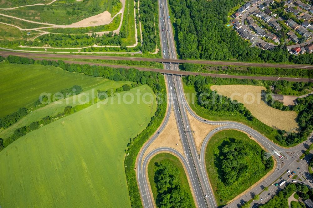 Aerial photograph Bochum - Routing and traffic lanes during the highway exit and access the motorway A 43 Bochum-Laer in Bochum in the state North Rhine-Westphalia, Germany