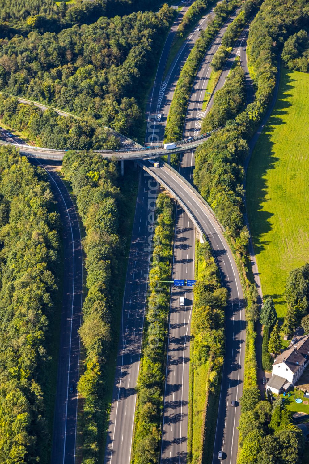 Aerial image Velbert - Routing and traffic lanes during the highway exit and access the motorway A 44 on triangel Velbert-Nord in Velbert in the state North Rhine-Westphalia, Germany