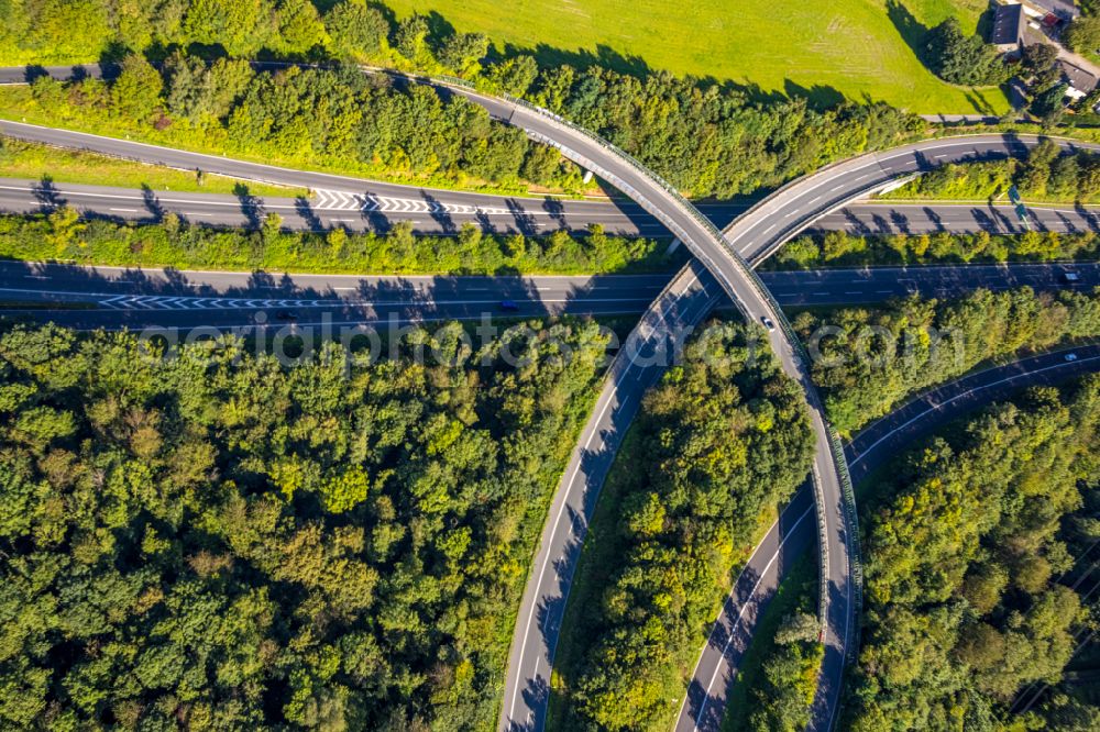 Aerial photograph Velbert - Routing and traffic lanes during the highway exit and access the motorway A 44 on triangel Velbert-Nord in Velbert in the state North Rhine-Westphalia, Germany