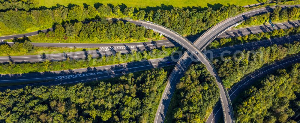 Velbert from the bird's eye view: Routing and traffic lanes during the highway exit and access the motorway A 44 on triangel Velbert-Nord in Velbert in the state North Rhine-Westphalia, Germany