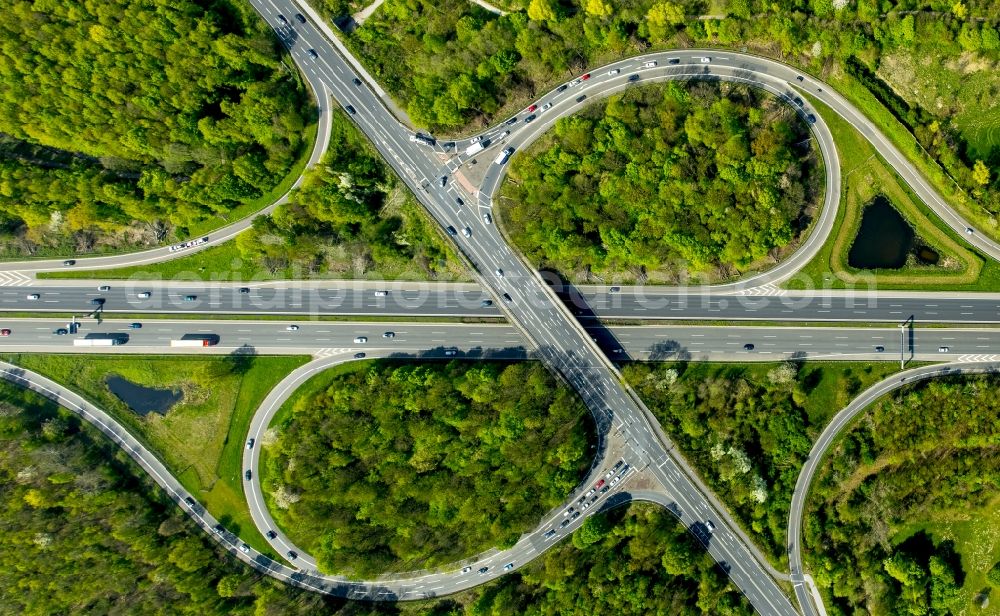 Aerial image Hilden - Routing and traffic lanes during the highway exit and access the motorway BAB A46 Erkrath in Hilden in the state North Rhine-Westphalia