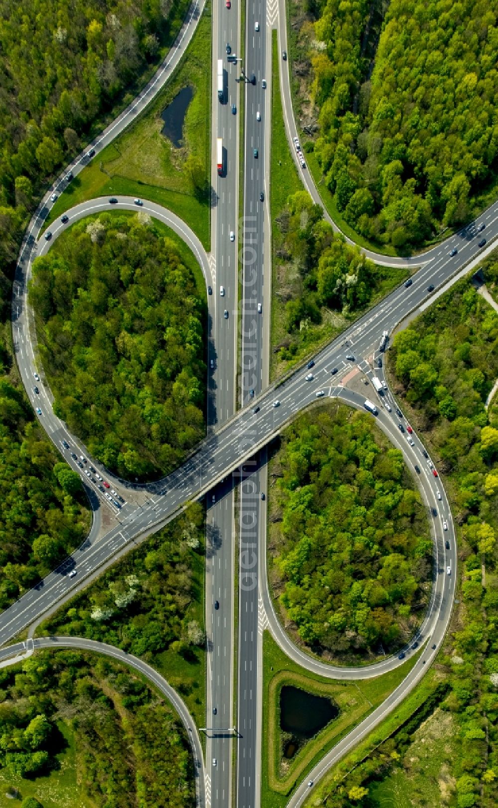 Aerial photograph Hilden - Routing and traffic lanes during the highway exit and access the motorway BAB A46 Erkrath in Hilden in the state North Rhine-Westphalia