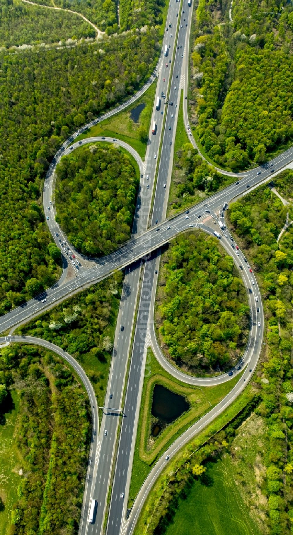 Hilden from above - Routing and traffic lanes during the highway exit and access the motorway BAB A46 Erkrath in Hilden in the state North Rhine-Westphalia