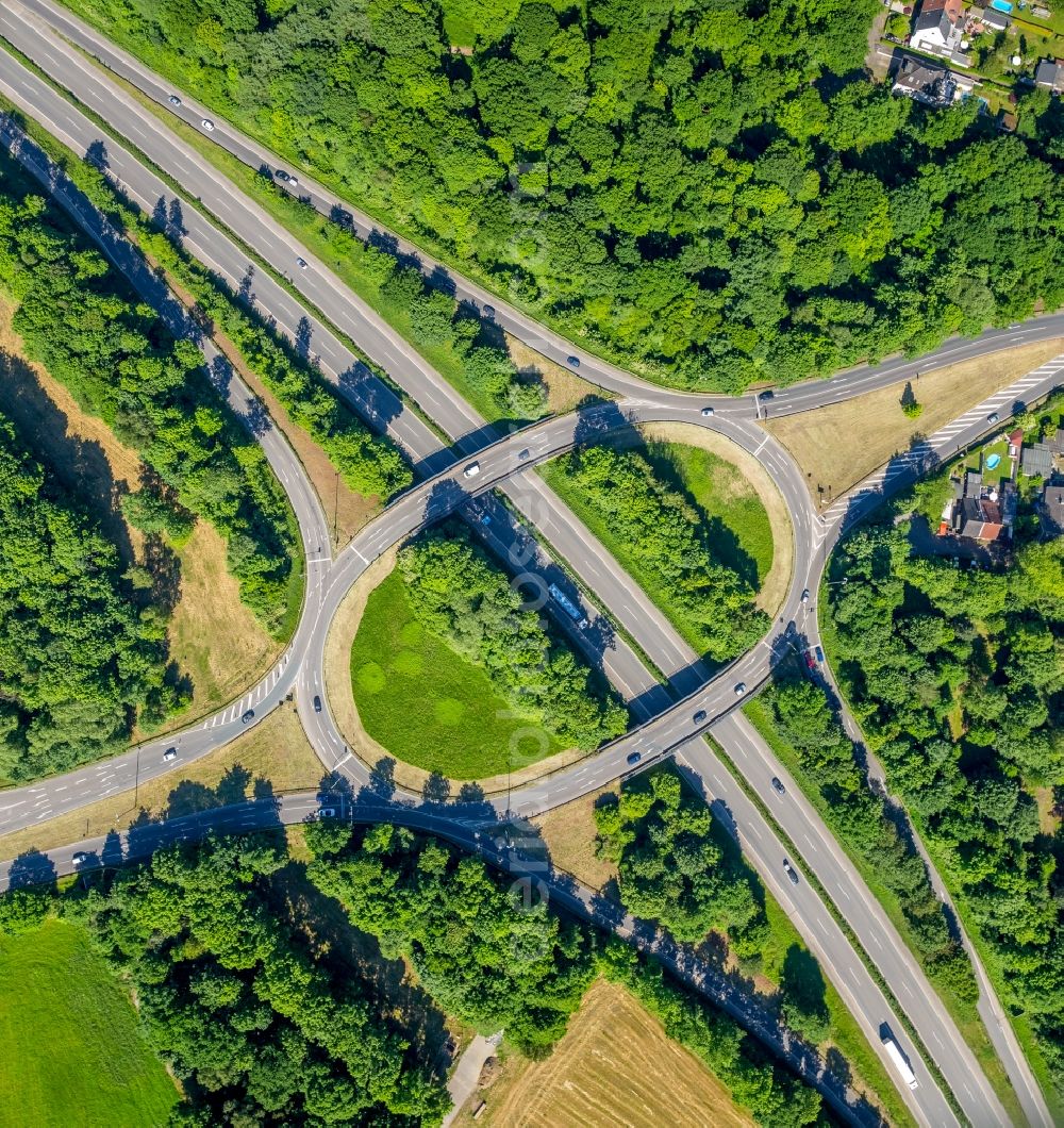 Gelsenkirchen from the bird's eye view: Routing and traffic lanes during the highway exit and access the motorway A 52 Gelsenkirchen Buer West in Gelsenkirchen in the state North Rhine-Westphalia, Germany