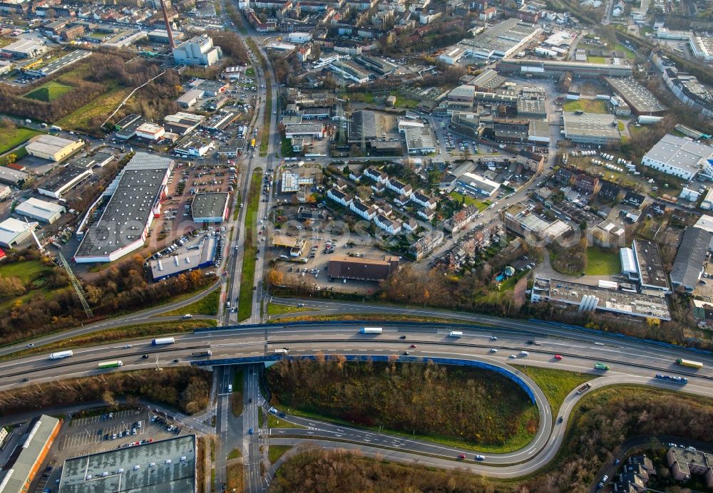 Aerial image Gelsenkirchen - Routing and traffic lanes during the highway exit and access the motorway A42 Gelsenkirchen-Zentrum in Gelsenkirchen in the state North Rhine-Westphalia