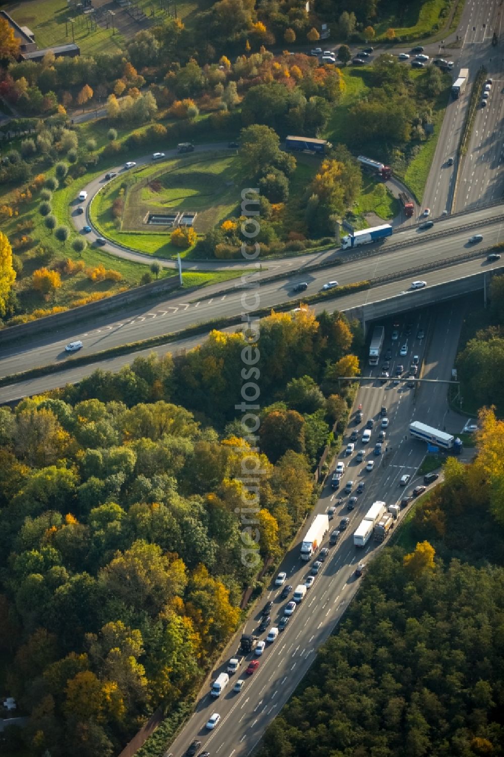 Gladbeck from the bird's eye view: Routing and traffic lanes during the highway exit and access the motorway A 2 and the B224 in Gladbeck in the state North Rhine-Westphalia