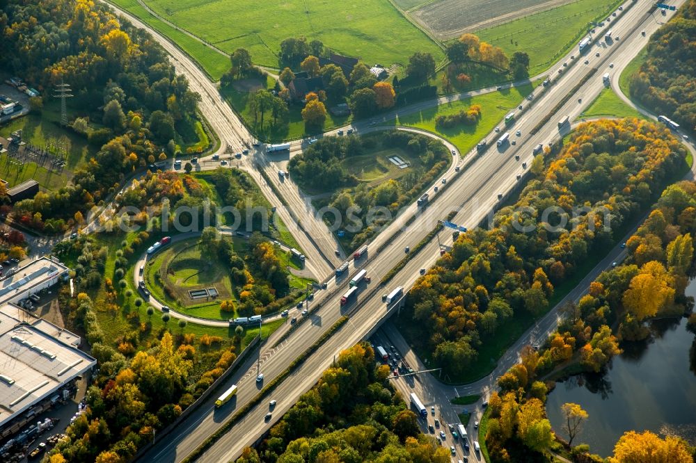 Gladbeck from above - Routing and traffic lanes during the highway exit and access the motorway A 2 and the B224 in Gladbeck in the state North Rhine-Westphalia