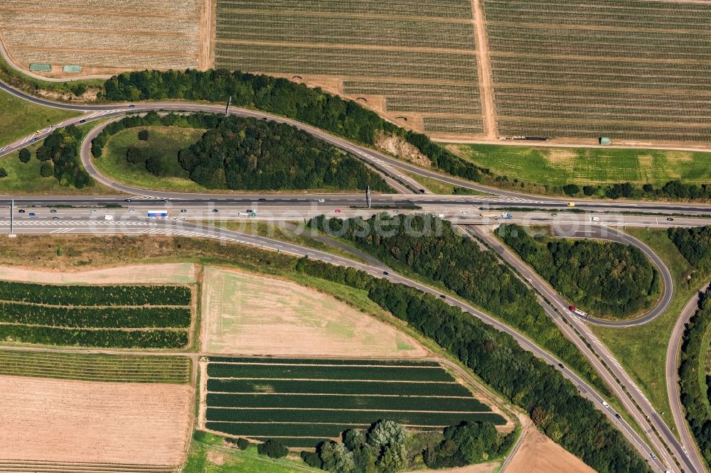 Aerial image Grafschaft - Routing and traffic lanes during the highway exit and access the motorway A 61 Dreieck Bad Neuenahr Ahrweiler in Grafschaft in the state Rhineland-Palatinate