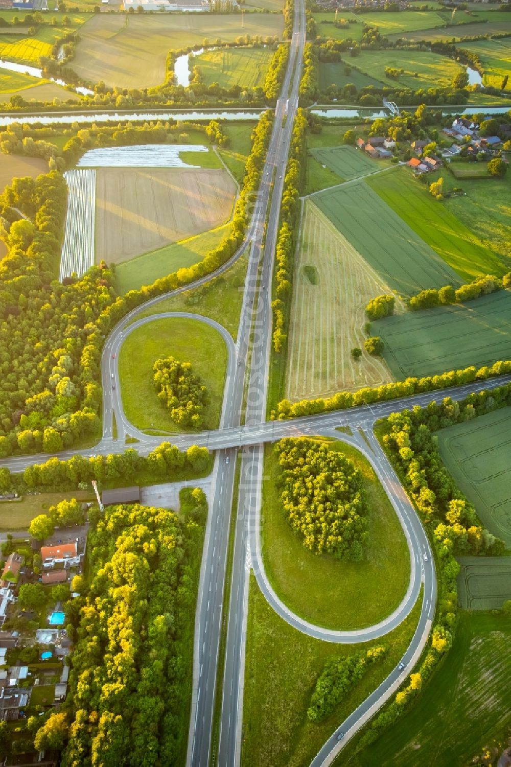 Aerial image Hamm - Routing and traffic lanes during the highway exit and access the motorway A 1 Hamm-Bergkamen in the district Ruenthe in Hamm in the state North Rhine-Westphalia, Germany