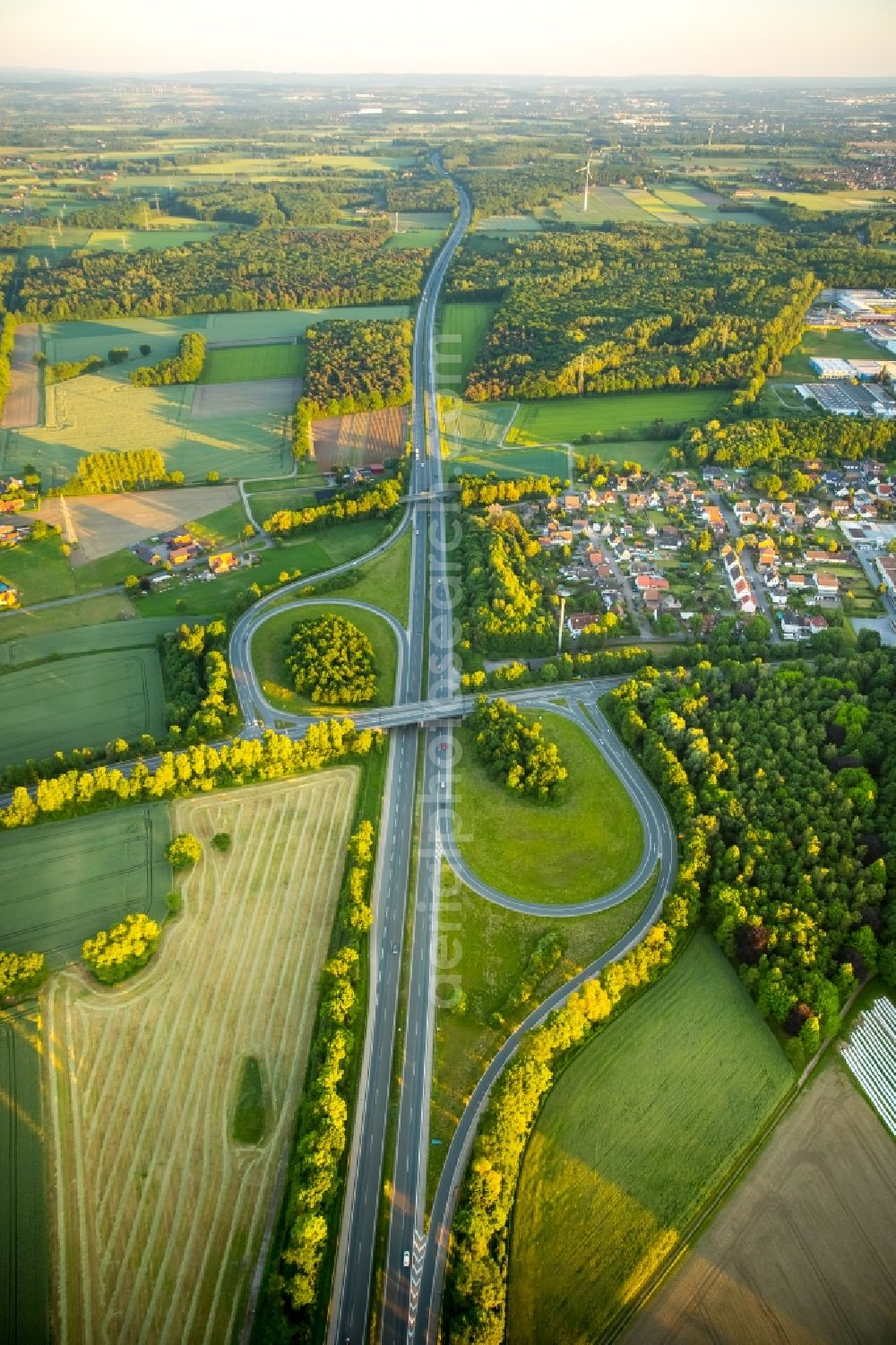 Aerial photograph Hamm - Routing and traffic lanes during the highway exit and access the motorway A 1 Hamm-Bergkamen in the district Ruenthe in Hamm in the state North Rhine-Westphalia, Germany