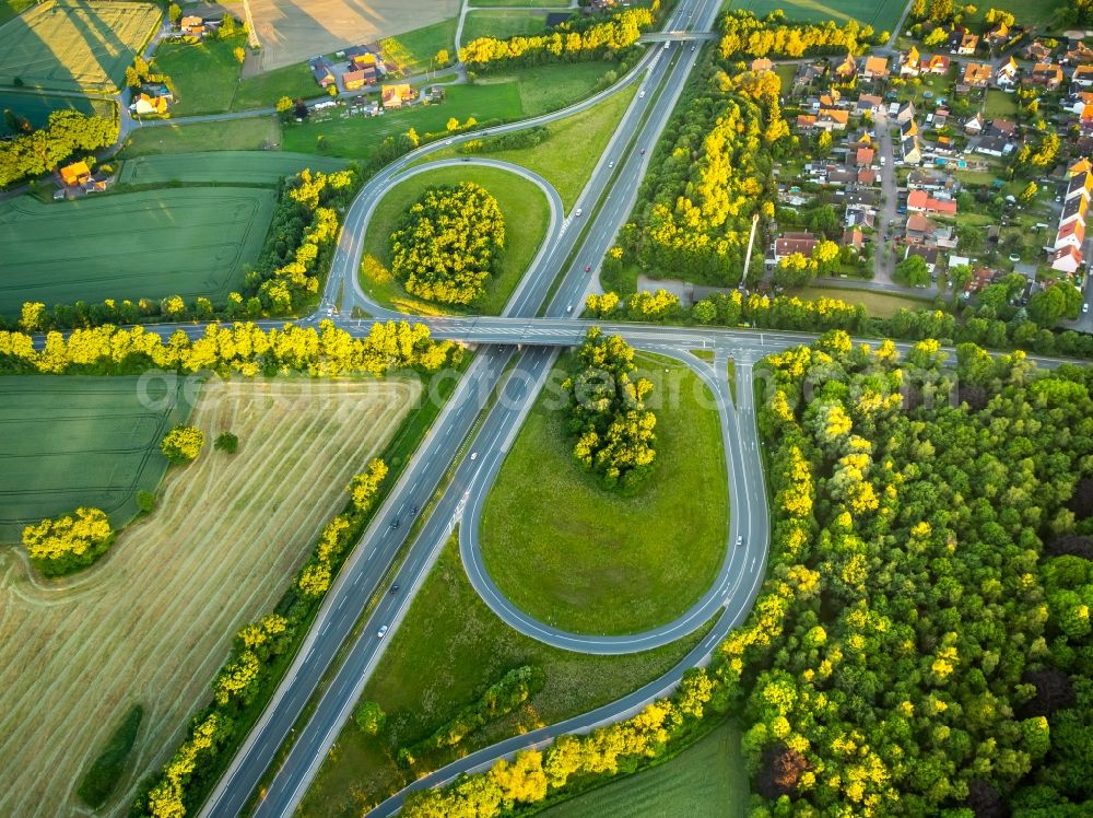 Hamm from the bird's eye view: Routing and traffic lanes during the highway exit and access the motorway A 1 Hamm-Bergkamen in the district Ruenthe in Hamm in the state North Rhine-Westphalia, Germany