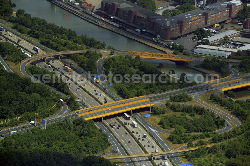 Hannover from the bird's eye view: Routing and traffic lanes during the highway exit and access the motorway A 2 E30 Hannover-Herrenhausen in Hannover in the state Lower Saxony