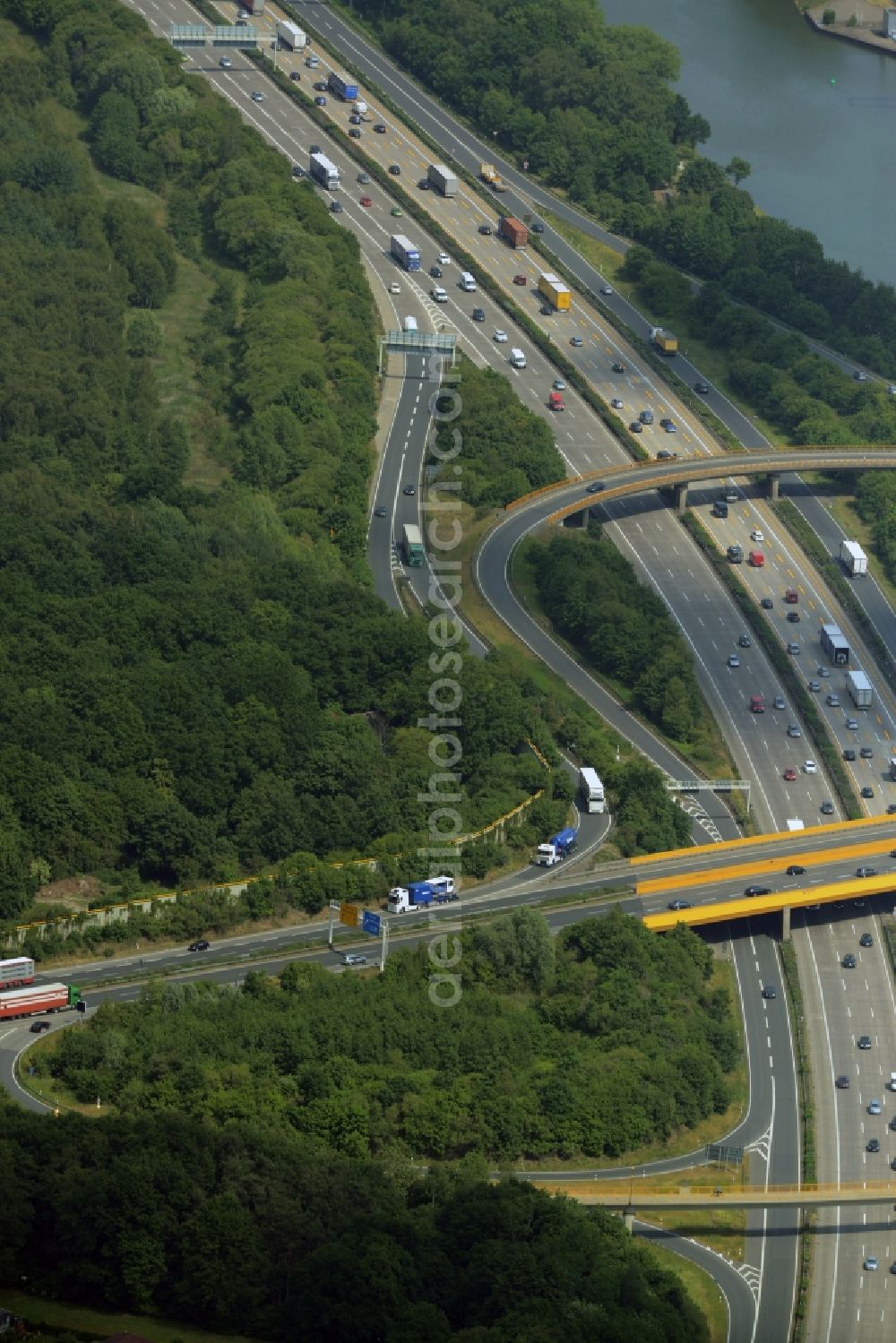 Aerial image Hannover - Routing and traffic lanes during the highway exit and access the motorway A 2 E30 Hannover-Herrenhausen in Hannover in the state Lower Saxony