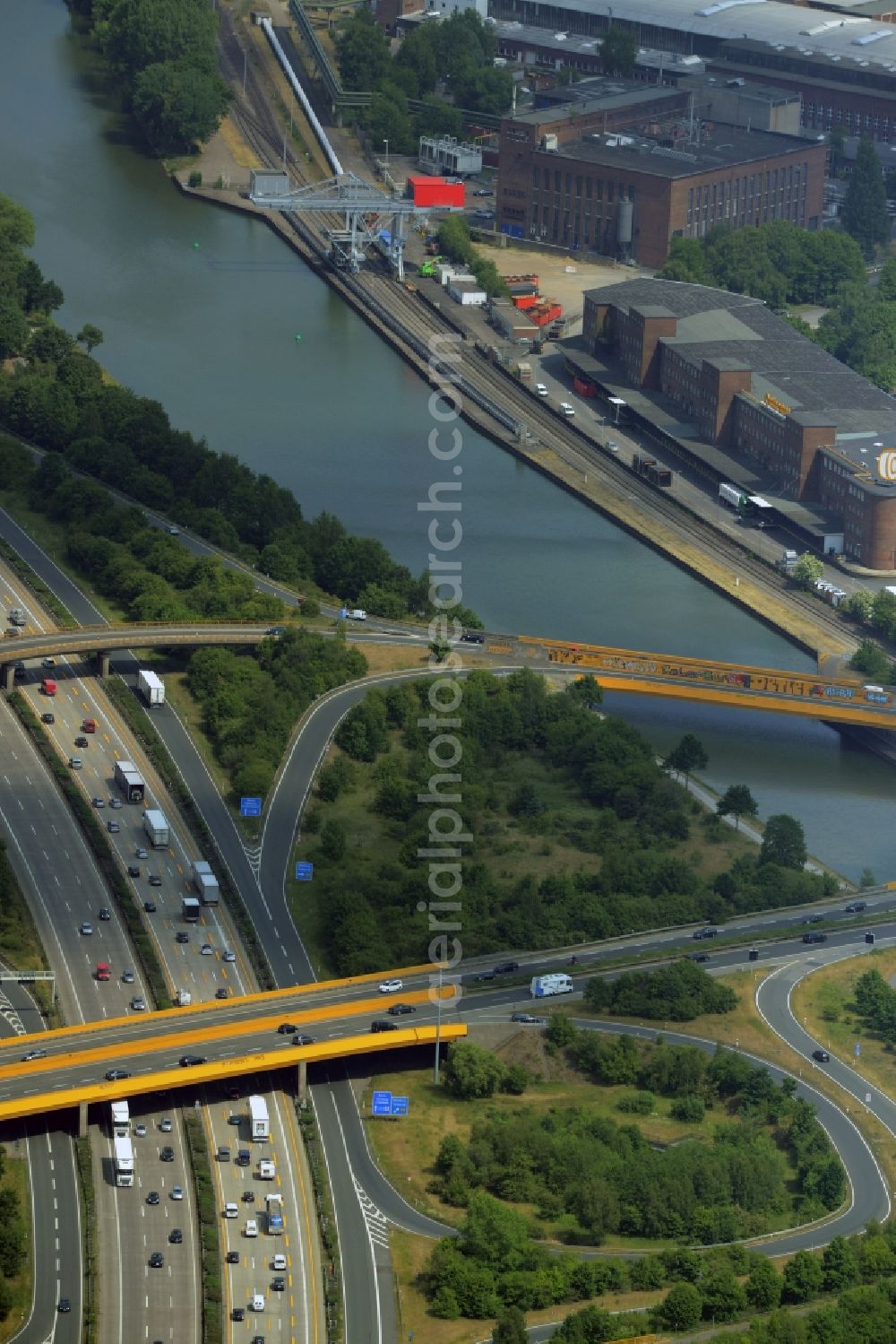 Aerial photograph Hannover - Routing and traffic lanes during the highway exit and access the motorway A 2 E30 Hannover-Herrenhausen in Hannover in the state Lower Saxony