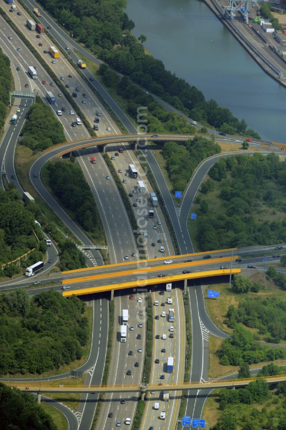 Hannover from above - Routing and traffic lanes during the highway exit and access the motorway A 2 E30 Hannover-Herrenhausen in Hannover in the state Lower Saxony