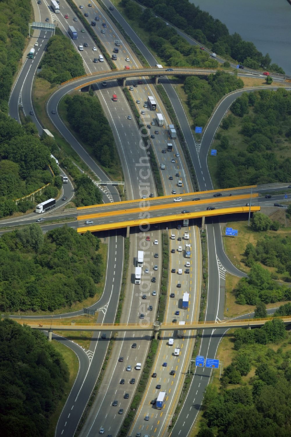 Hannover from the bird's eye view: Routing and traffic lanes during the highway exit and access the motorway A 2 E30 Hannover-Herrenhausen in Hannover in the state Lower Saxony