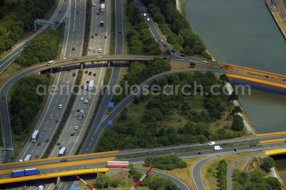 Aerial image Hannover - Routing and traffic lanes during the highway exit and access the motorway A 2 E30 Hannover-Herrenhausen in Hannover in the state Lower Saxony