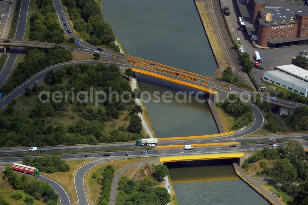 Hannover from above - Routing and traffic lanes during the highway exit and access the motorway A 2 E30 Hannover-Herrenhausen in Hannover in the state Lower Saxony