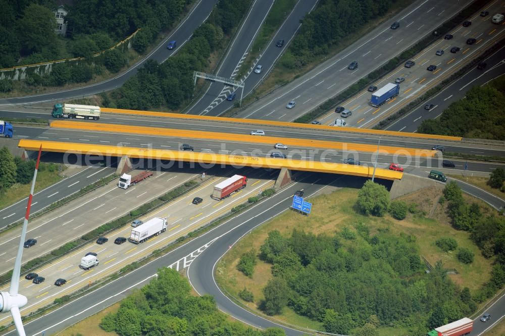 Hannover from the bird's eye view: Routing and traffic lanes during the highway exit and access the motorway A 2 E30 Hannover-Herrenhausen in Hannover in the state Lower Saxony