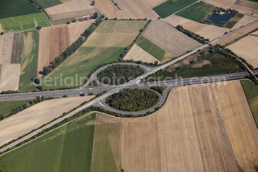 Aerial photograph Altlußheim - Routing and traffic lanes during the highway exit and access the motorway A A61 Hockenheim near Altlussheim in the state Baden-Wuerttemberg