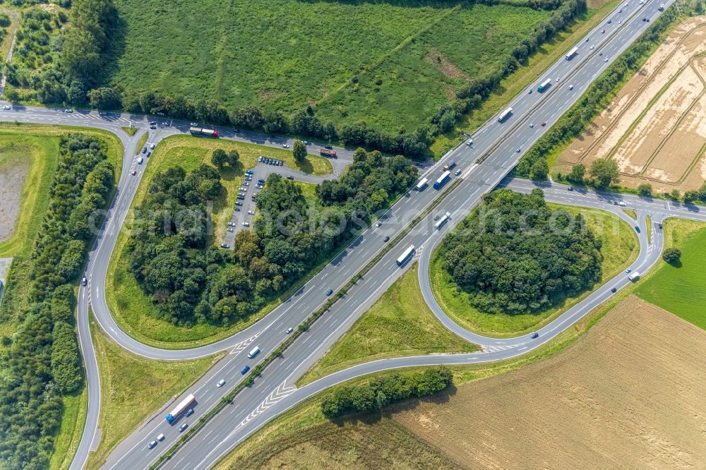 Aerial image Bergkamen - Routing and traffic lanes during the highway exit and access the motorway A 2 Kamen / Bergkamen in Bergkamen in the state North Rhine-Westphalia, Germany