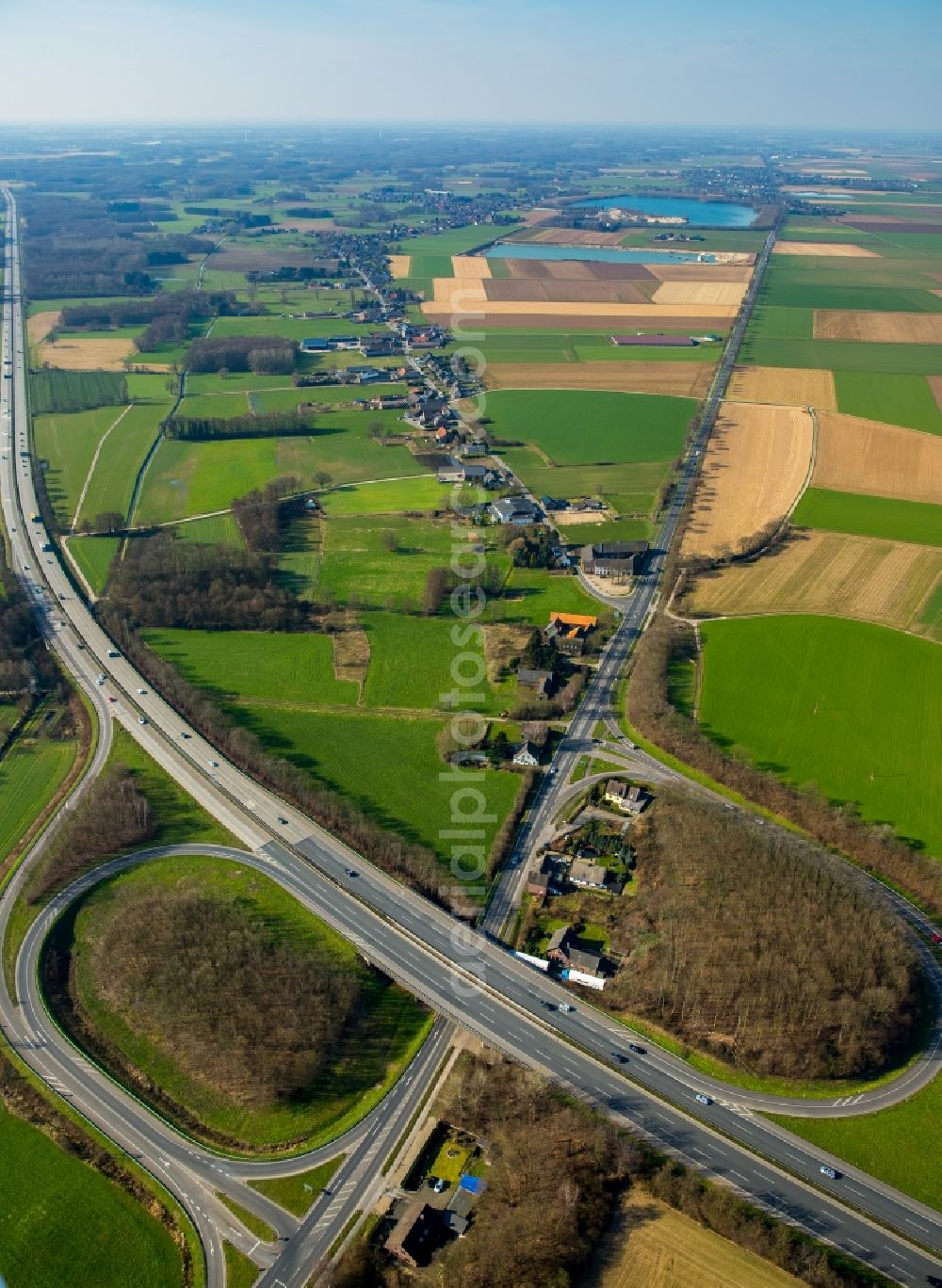 Aerial photograph Kempen - Routing and traffic lanes during the highway exit and access the motorway A 40 Kerken in Kempen in the state North Rhine-Westphalia