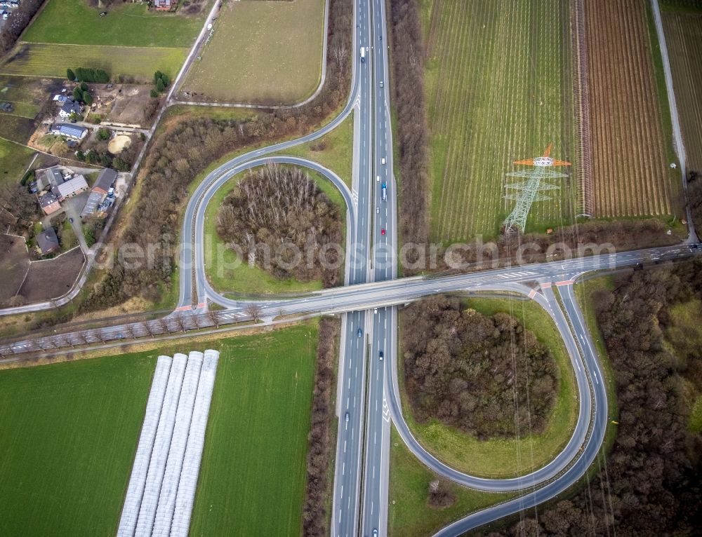 Kirchhellen from the bird's eye view: Routing and traffic lanes during the highway exit and access the motorway A 31 in Kirchhellen in the state North Rhine-Westphalia, Germany