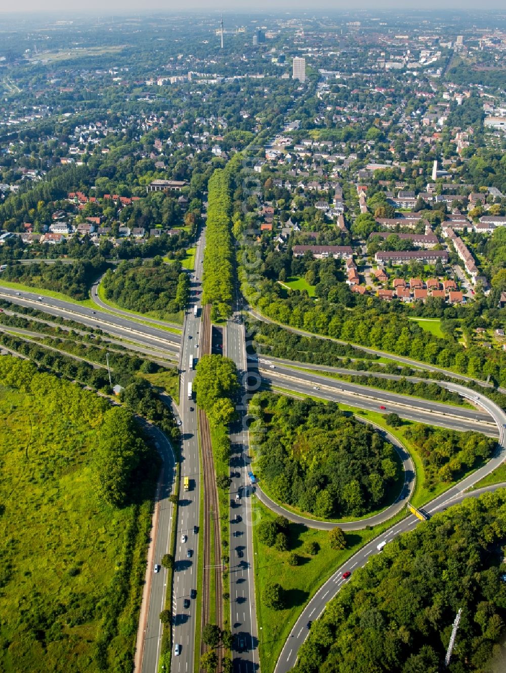 Aerial photograph Dortmund - Routing and traffic lanes during the highway exit and access the motorway A 40 cross B236 in Dortmund in the state North Rhine-Westphalia