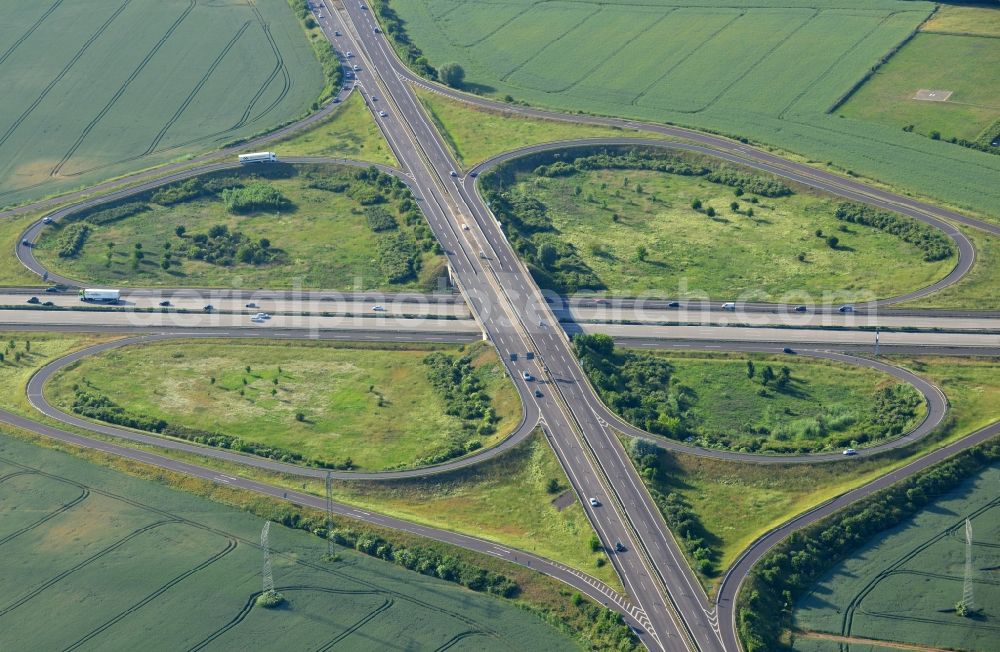 Barleben from the bird's eye view: Routing and traffic lanes during the highway exit and access the motorway A 2 - E30 Magdeburg-Zentrum in Barleben in the state Saxony-Anhalt